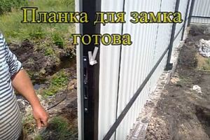 Далее, калитку нужно закрыть, и на опорной стойке сделать метки, где будет расположена прорезь, сверху…